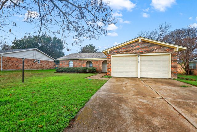 1116 Johnson Street, Benbrook, TX 76126