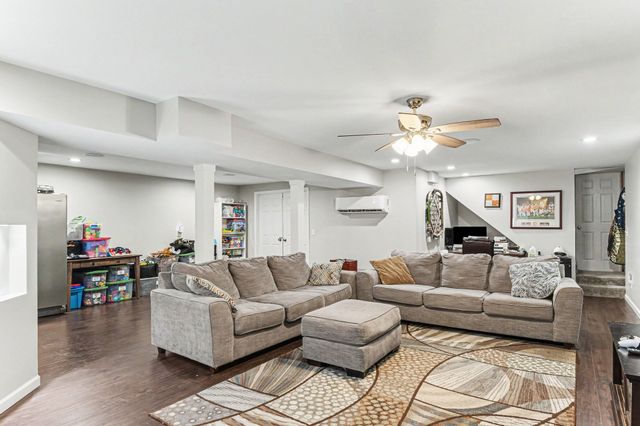 100 Macintosh Dr, Springfield, TN 37172