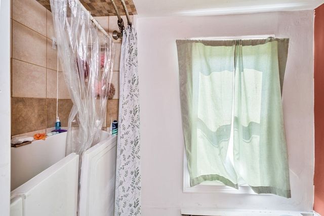 88 Granite St, Leominster, MA 01453