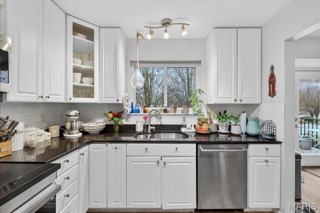 800 Whispering Village Circle, Ballwin, MO 63021