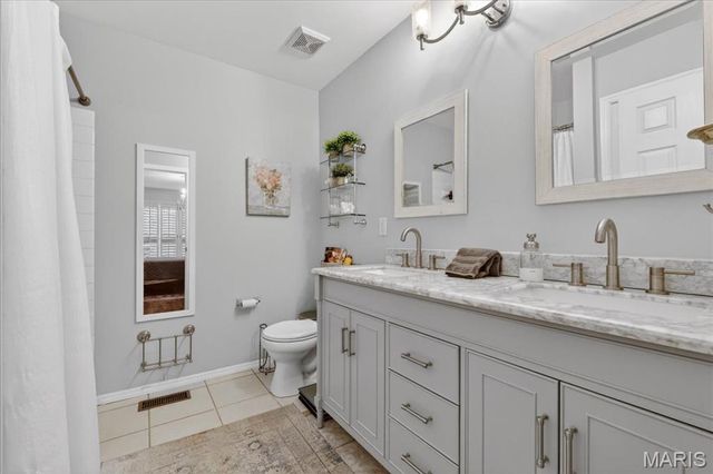 800 Whispering Village Circle, Ballwin, MO 63021