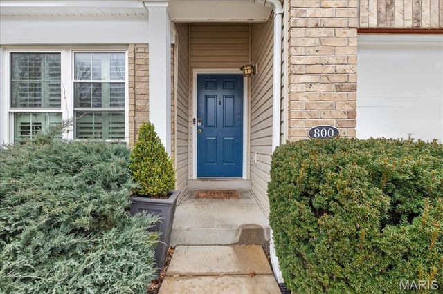 800 Whispering Village Circle, Ballwin, MO 63021