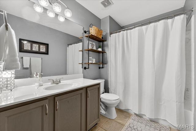 800 Whispering Village Circle, Ballwin, MO 63021