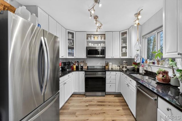 800 Whispering Village Circle, Ballwin, MO 63021