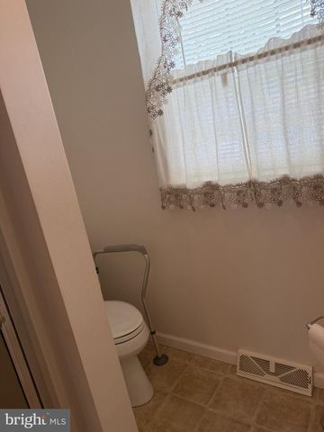 4 BIRCH CT, Mays Landing, NJ 08330