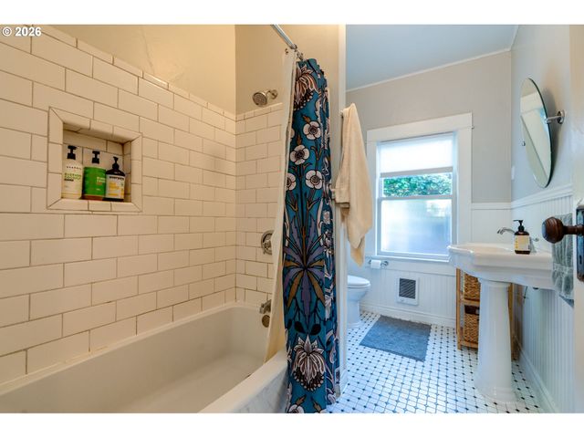 407 Ne 13TH St, Mc Minnville, OR 97128
