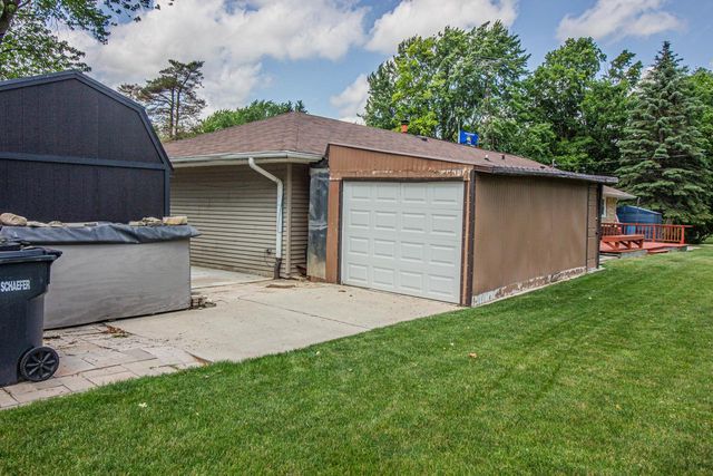 W222N8150 Plainview PARKWAY, Lisbon, WI 53089