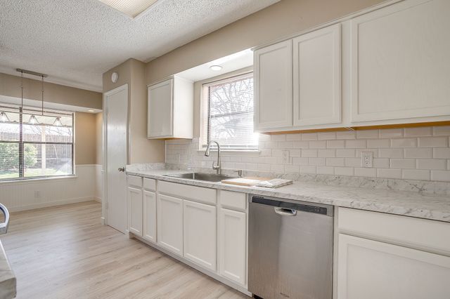 1812 Briar Run, Benbrook, TX 76126