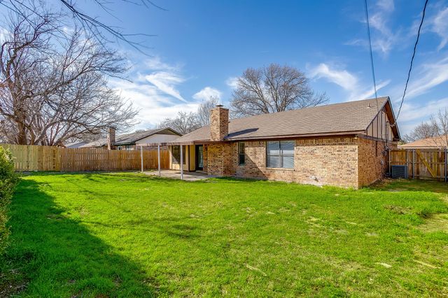1812 Briar Run, Benbrook, TX 76126
