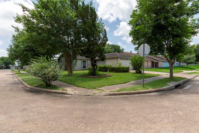 10703 Highland Woods Drive, Sugar Land, TX 77498