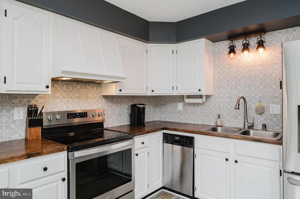 Image 10 of property listing at 305 CROWL RD, Westminster, MD 21158