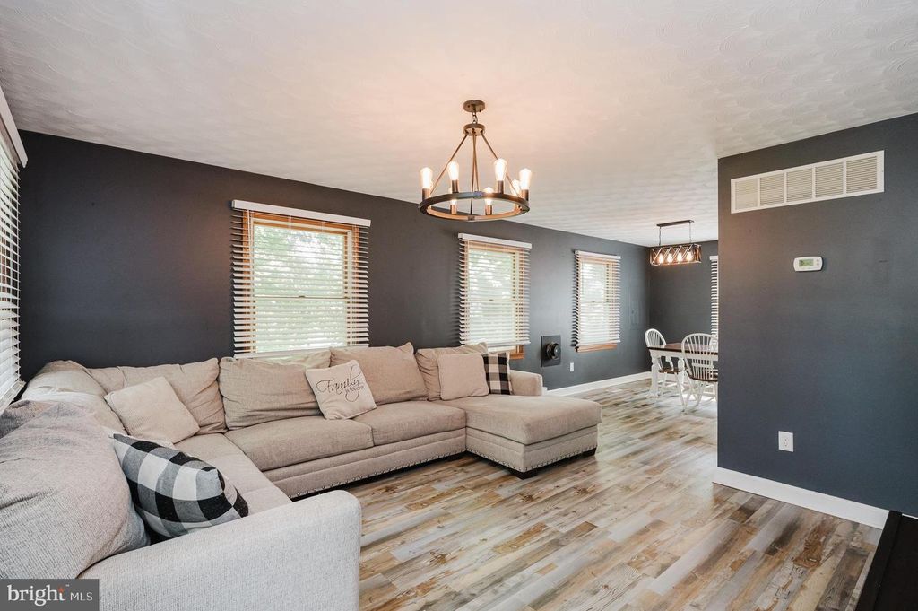 Image 5 of property listing at 305 CROWL RD, Westminster, MD 21158