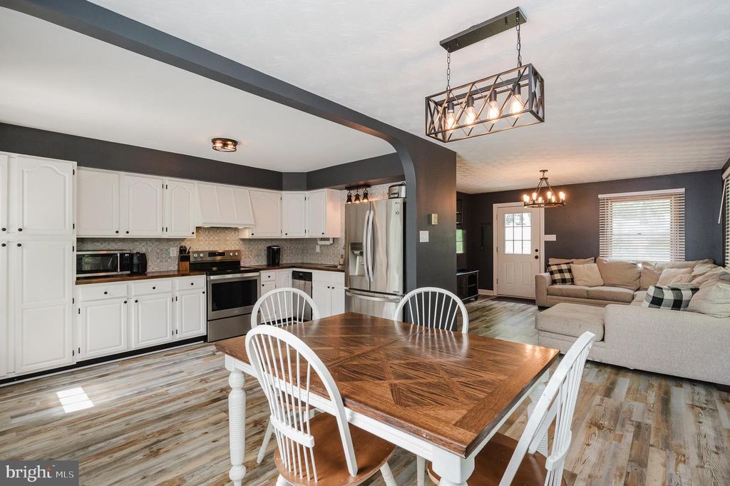 Image 7 of property listing at 305 CROWL RD, Westminster, MD 21158