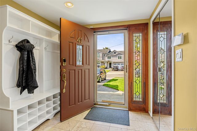 41 Robert Circle, Syosset, NY 11791