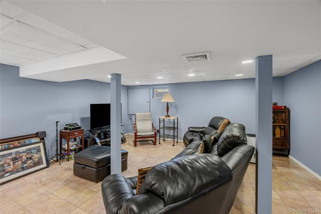 41 Robert Circle, Syosset, NY 11791