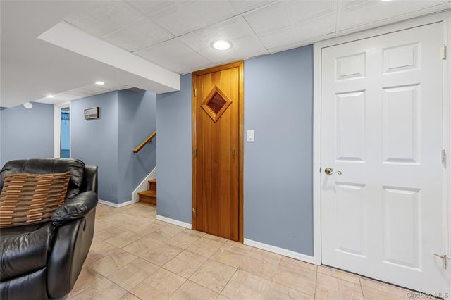 41 Robert Circle, Syosset, NY 11791