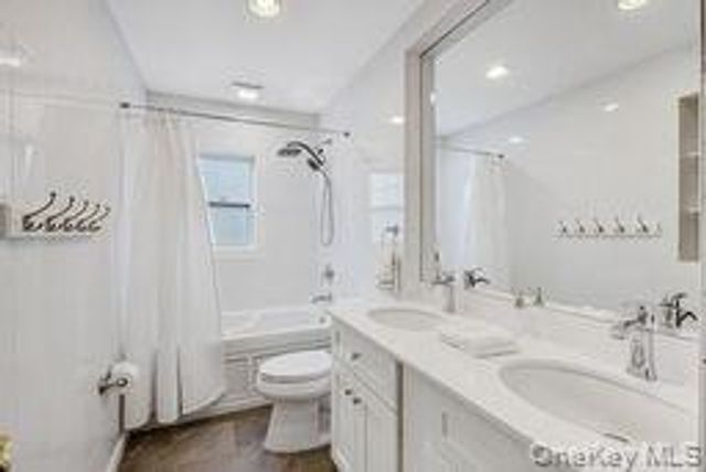 41 Robert Circle, Syosset, NY 11791