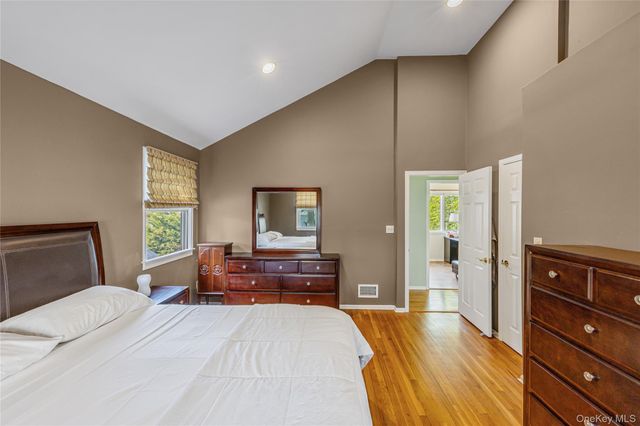 41 Robert Circle, Syosset, NY 11791