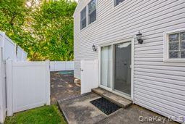 41 Robert Circle, Syosset, NY 11791