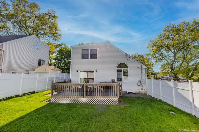 41 Robert Circle, Syosset, NY 11791