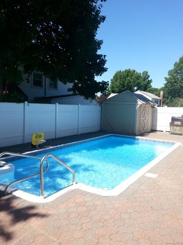 41 Robert Circle, Syosset, NY 11791