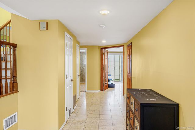 41 Robert Circle, Syosset, NY 11791