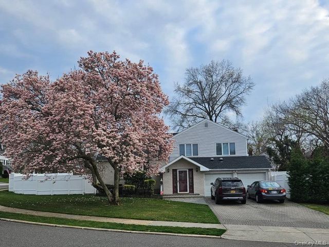 41 Robert Circle, Syosset, NY 11791