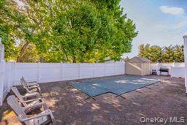 41 Robert Circle, Syosset, NY 11791