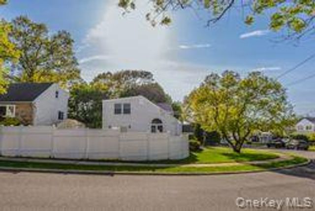 41 Robert Circle, Syosset, NY 11791