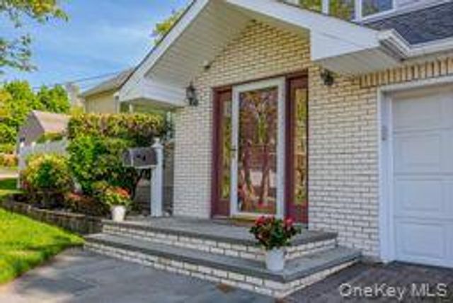 41 Robert Circle, Syosset, NY 11791