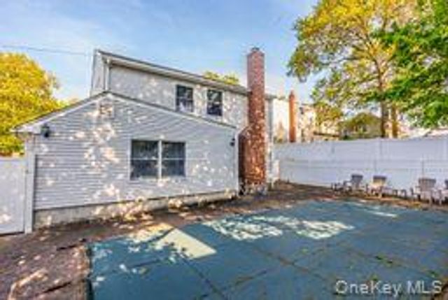 41 Robert Circle, Syosset, NY 11791