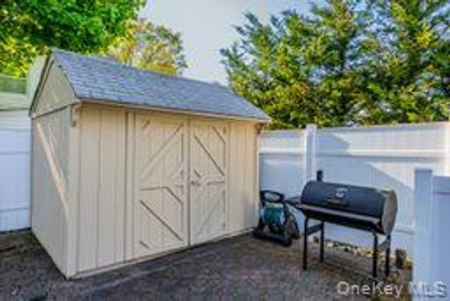 41 Robert Circle, Syosset, NY 11791