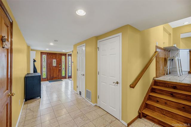 41 Robert Circle, Syosset, NY 11791