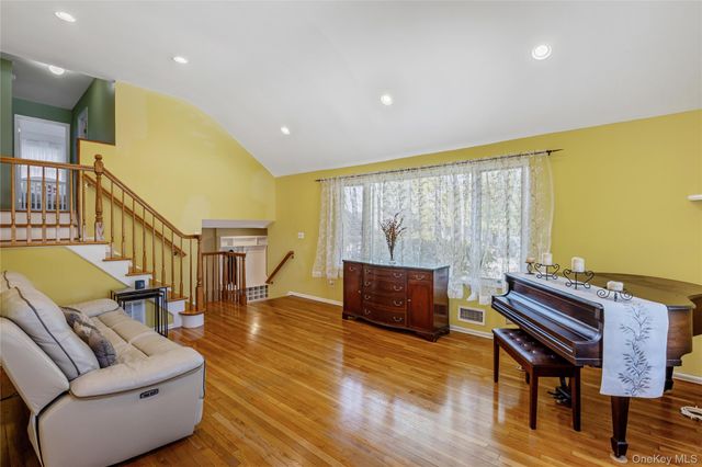 41 Robert Circle, Syosset, NY 11791