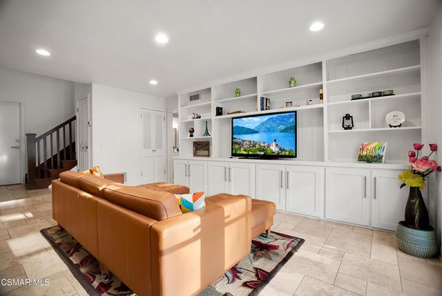 217 Parkview Drive, Oak Park, CA 91377