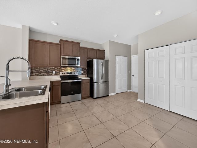 940 CAPITOL Parkway, Jacksonville, FL 32218
