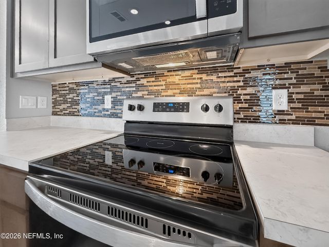 940 CAPITOL Parkway, Jacksonville, FL 32218