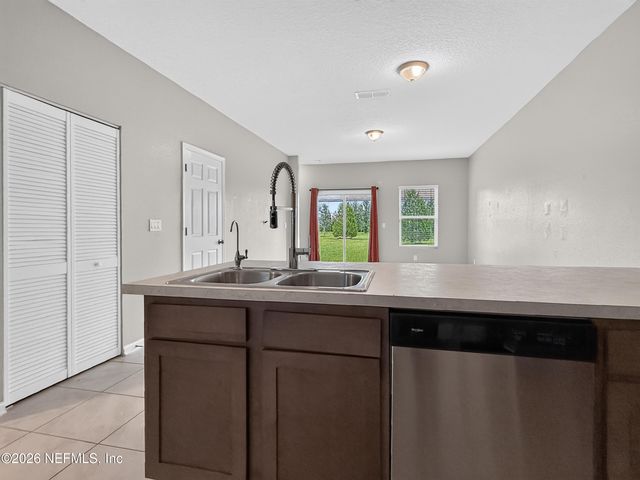 940 CAPITOL Parkway, Jacksonville, FL 32218