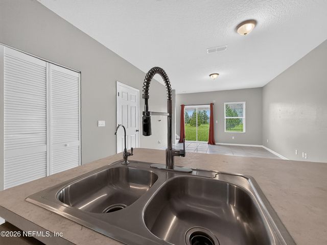 940 CAPITOL Parkway, Jacksonville, FL 32218