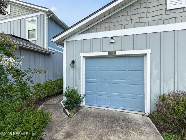 940 CAPITOL Parkway, Jacksonville, FL 32218