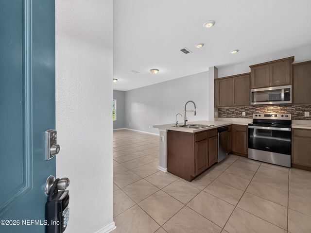 940 CAPITOL Parkway, Jacksonville, FL 32218