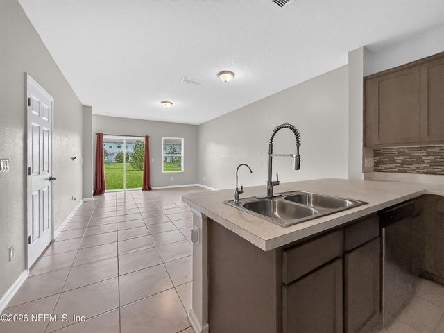 940 CAPITOL Parkway, Jacksonville, FL 32218