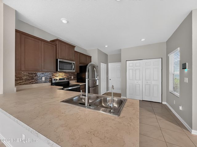 940 CAPITOL Parkway, Jacksonville, FL 32218