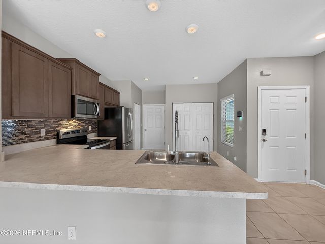 940 CAPITOL Parkway, Jacksonville, FL 32218