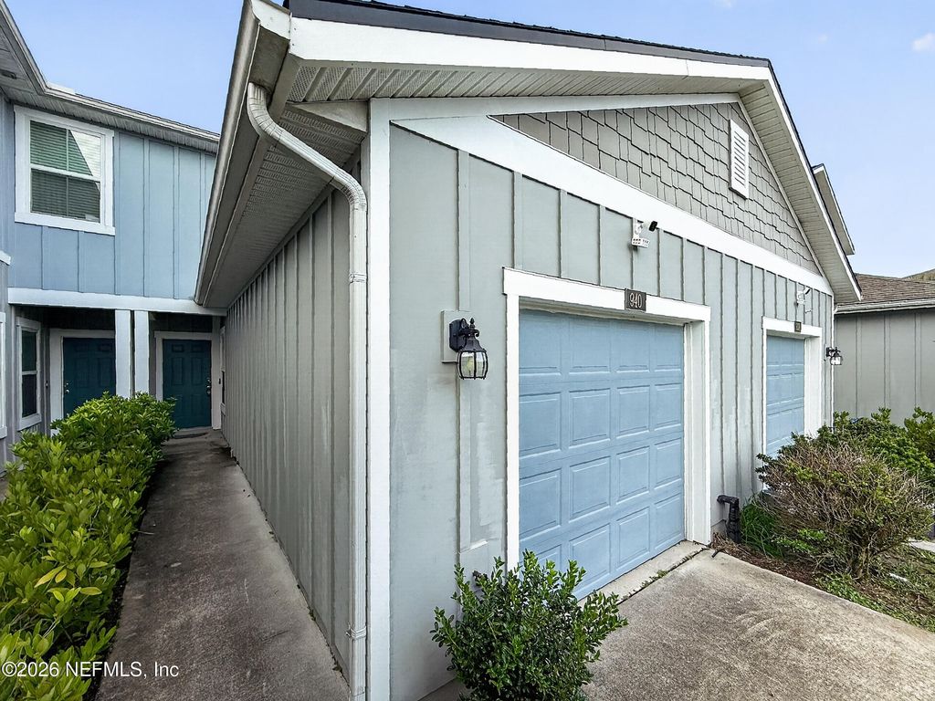 940 CAPITOL Parkway, Jacksonville, FL 32218