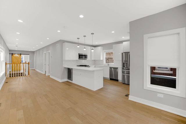 4721 W Warwick Avenue, Chicago, IL 60641