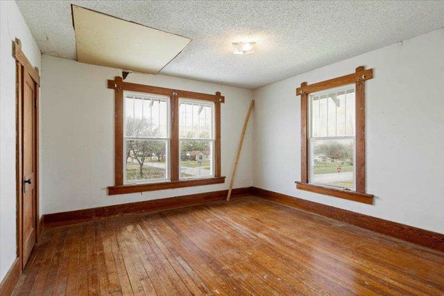 321 N 3rd St, Walters, OK 73572