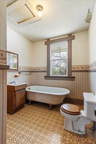 321 N 3rd St, Walters, OK 73572