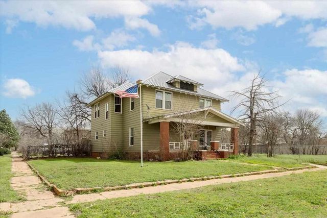 321 N 3rd St, Walters, OK 73572