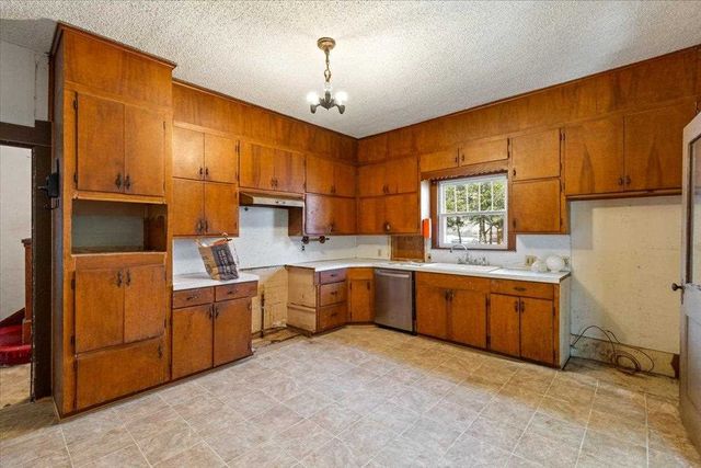 321 N 3rd St, Walters, OK 73572